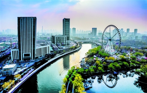 济南市天桥区积极创建国家生态文明建设示范区,推进“无废城市”建设,全面提升生态环境保护水平。图为流经该区的小清河一段水域